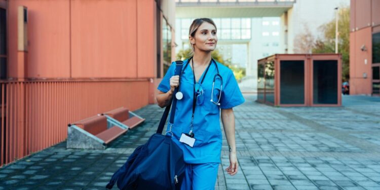 여행 간호사(Travel Nurse)와 리크루터들, Aya-Cross Country 6억 1,500만 달러 합병에 다양한 반응 보여