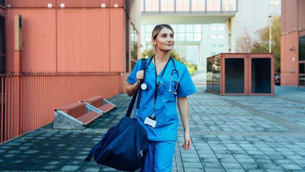travel-nurse-9906