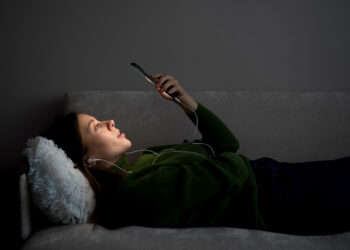 불 끄고 스마트폰 보다간… 시력 저하부터 수면 장애까지?