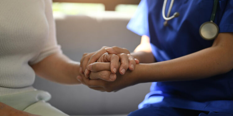 간호사와 의사, 갤럽 조사에서 가장 신뢰받는 직업으로 순위에 오르다