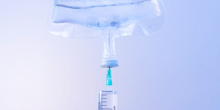 IV 수액 부족 사태, 2025년 초까지 지속 예상